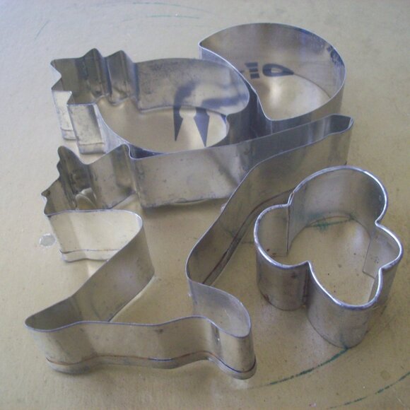 Vintage Metal Cookie Cutters Lot of 4 Reindeer Pineapple Half Moon and Cloud - Picture 1 of 4